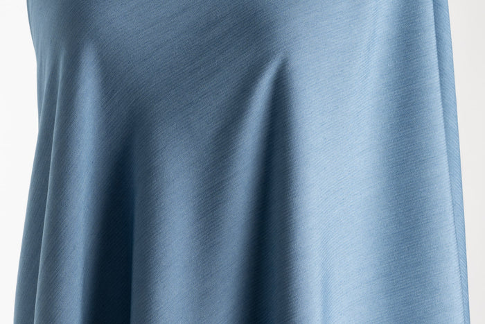 Viskose Stoff in Hellblau mit einem feinen weissen Streifen