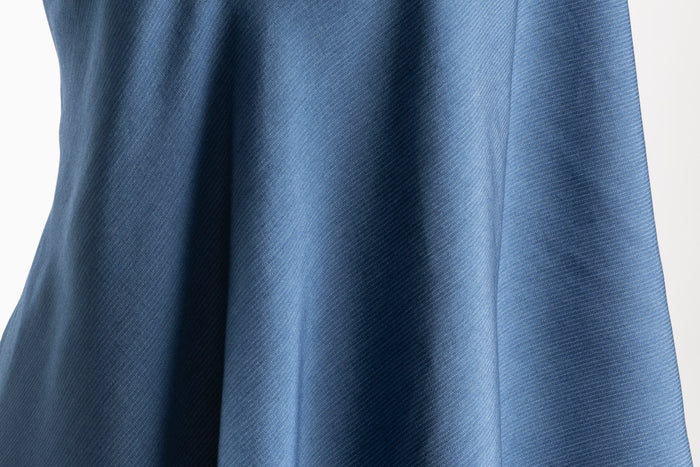 Viskose Stoff in Jeansblau mit einem feinen weissen Streifen